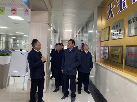 华学健市长莅临湖南省天香生物科技有限责任公司考察调研(图3)