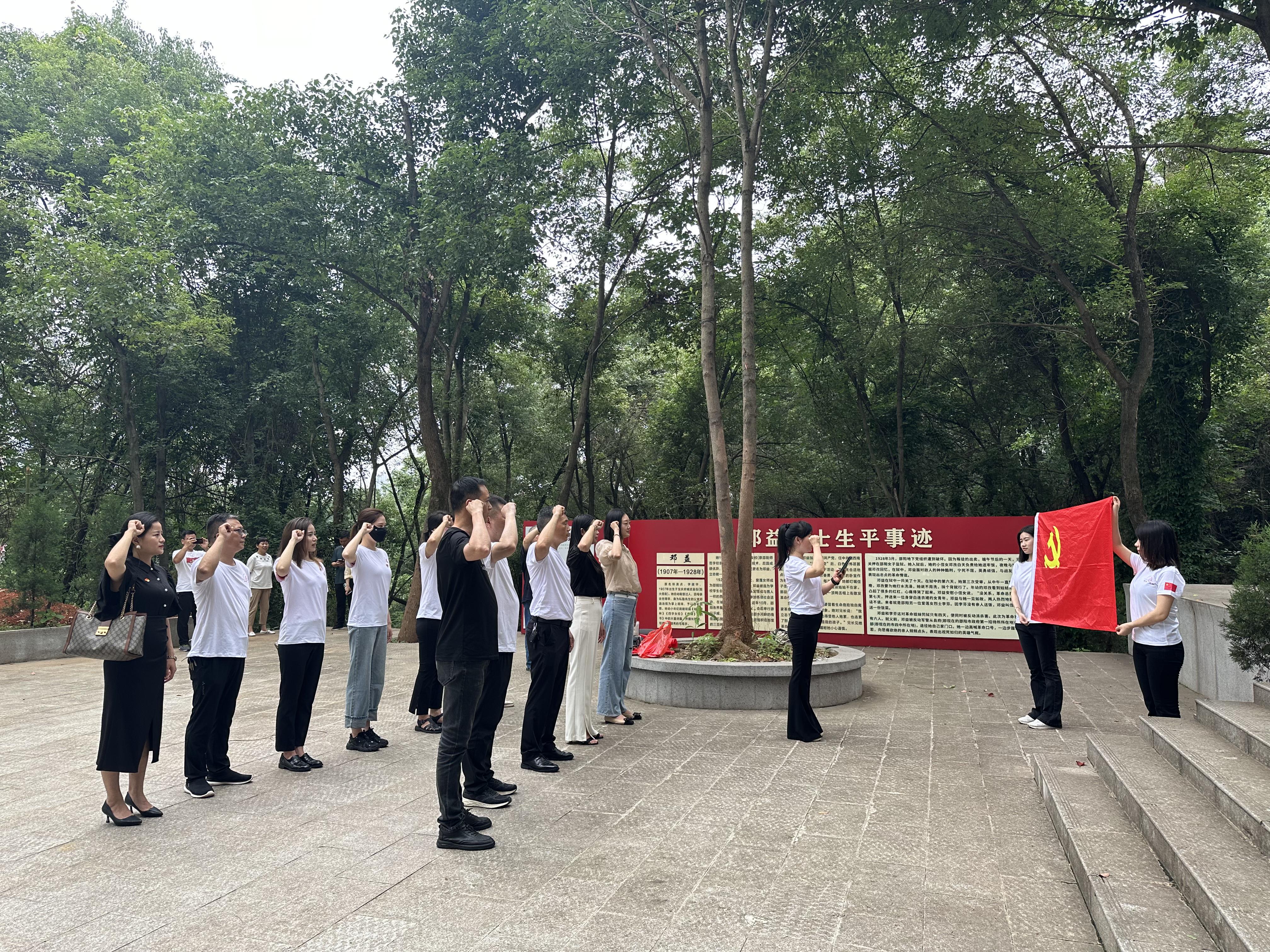 北塔区企业家商会党支部举行“缅怀先烈守初心 铭记历史践使命”非公经济人士主题教育活动(图2)