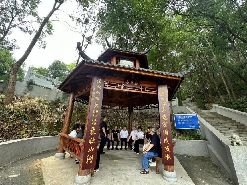 北塔区企业家商会党支部举行“缅怀先烈守初心 铭记历史践使命”非公经济人士主题教育活动(图3)