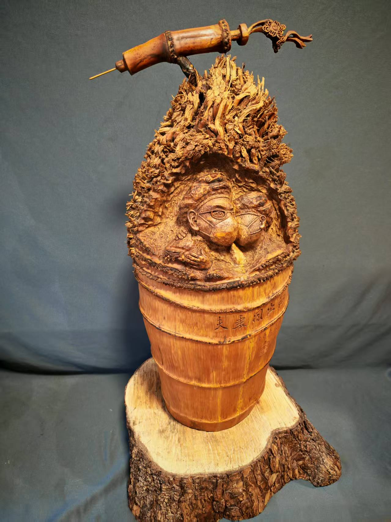 杨石生竹根雕作品《夫妻同出征》