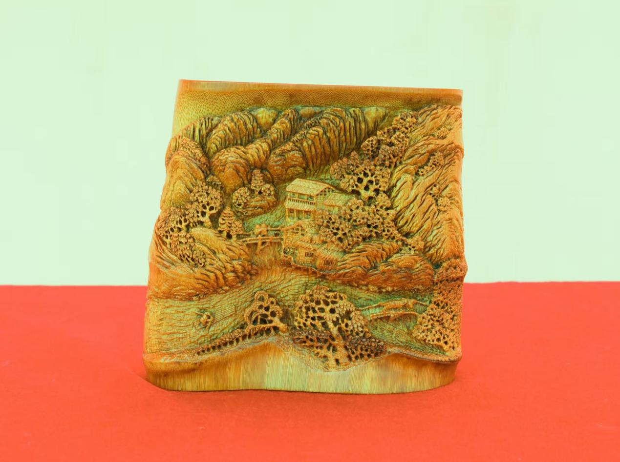 杨石生异形竹雕作品《雨过家山新》