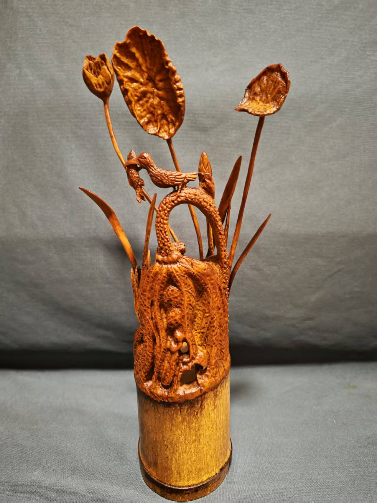 杨石生竹雕作品《翠鸟韵莲》