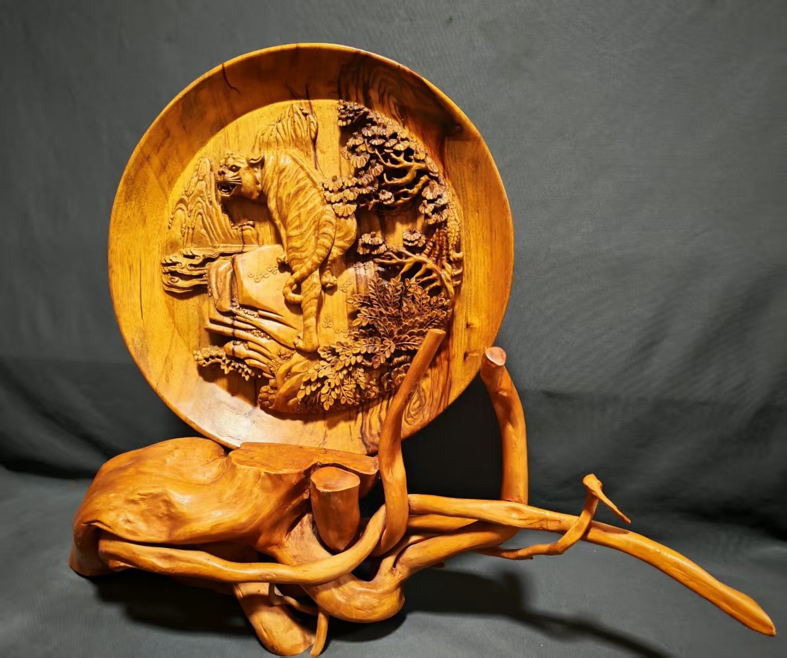 杨石生小叶樟木雕作品《步步高升》