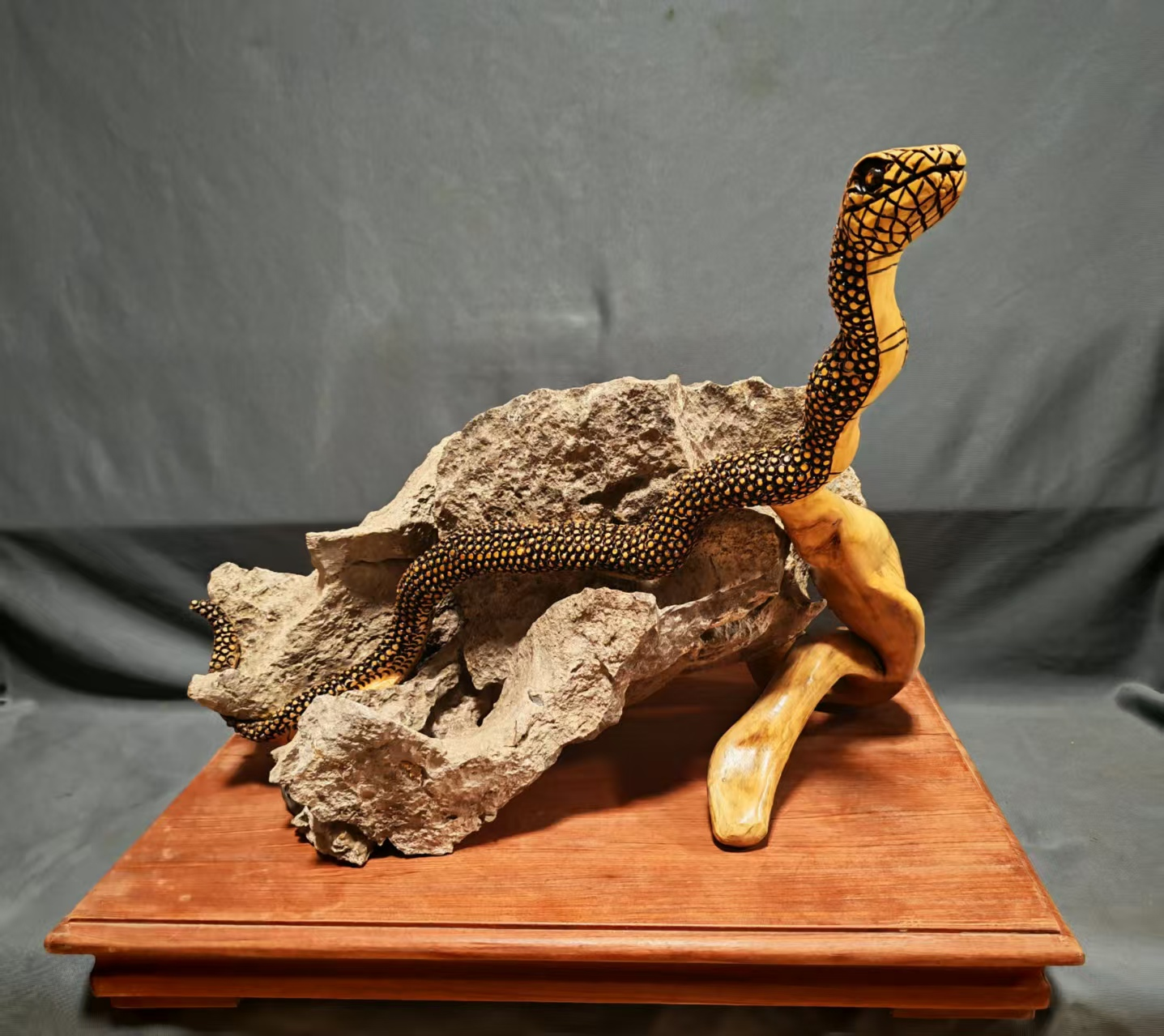 杨石生水黄杨根抱石雕作品《灵虺盘金》