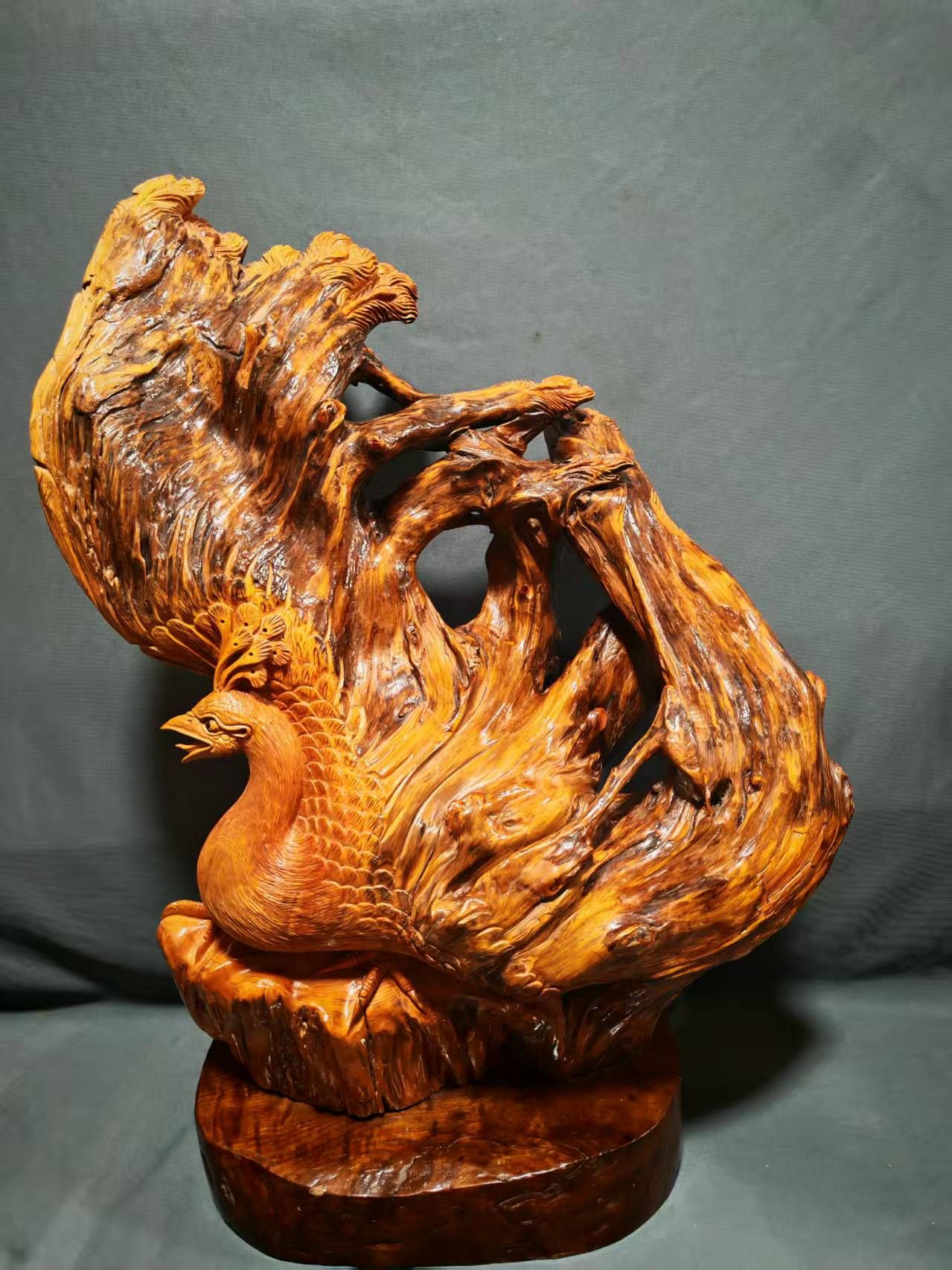 杨石生崖柏根雕作品《展翅辉煌》