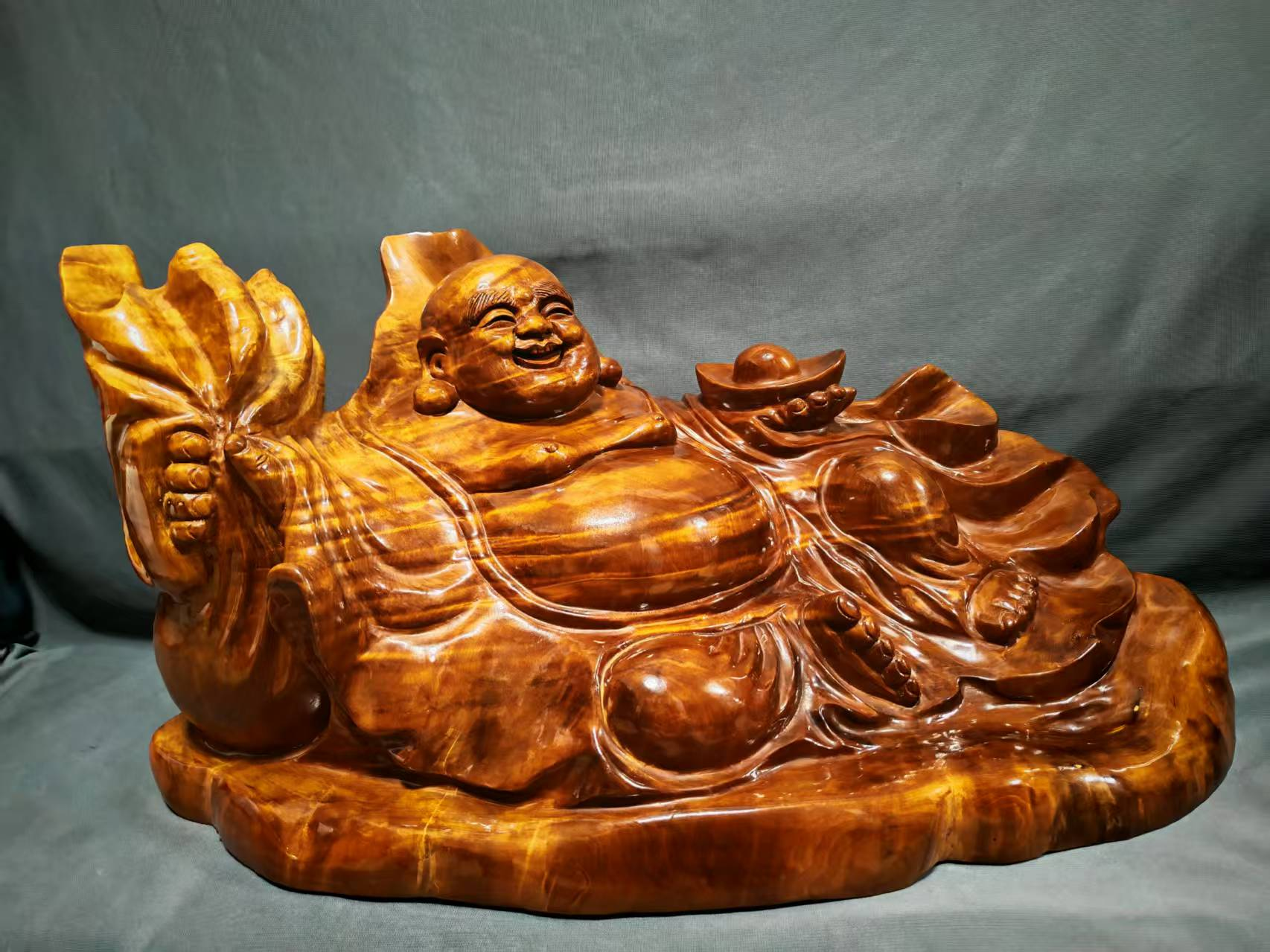 杨石生金丝楠根雕作品《福在眼前》