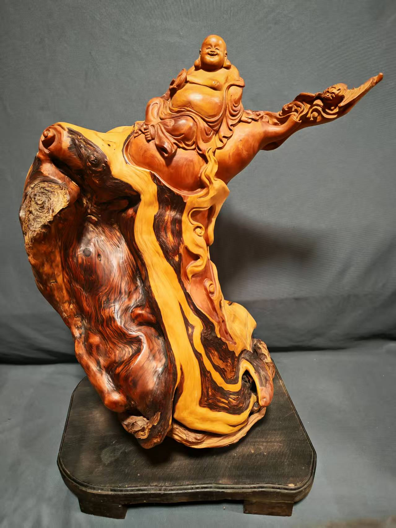 杨石生崖柏根雕作品《福撒人间》