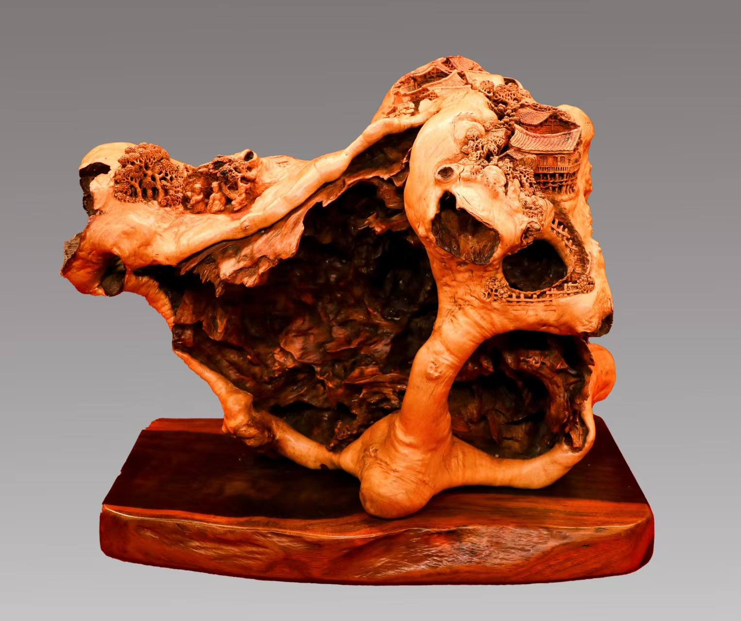 杨石生红豆杉根雕作品《芙蓉镇之歌》