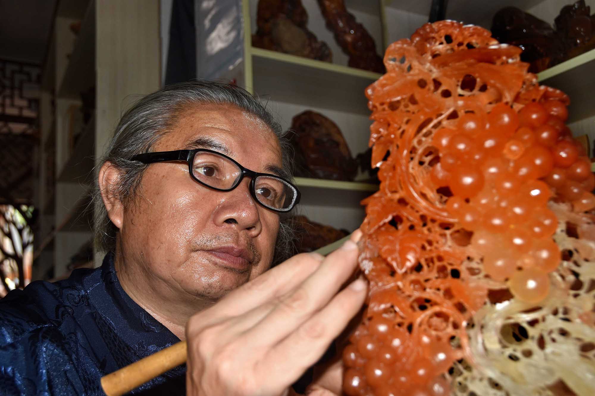 杨石生：以刀为笔 镌刻时光的工艺美术大师