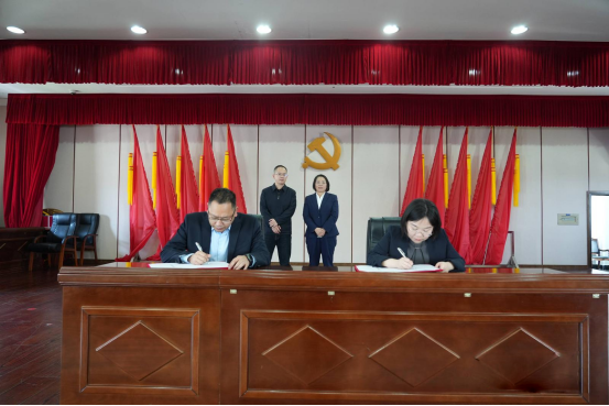 平安财险邵阳中支出席邵阳市北塔区政险企座谈会并签署战略合作协议(图2)
